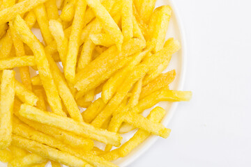 Detalle de un plato de crujientes patatas fritas con fondo blanco