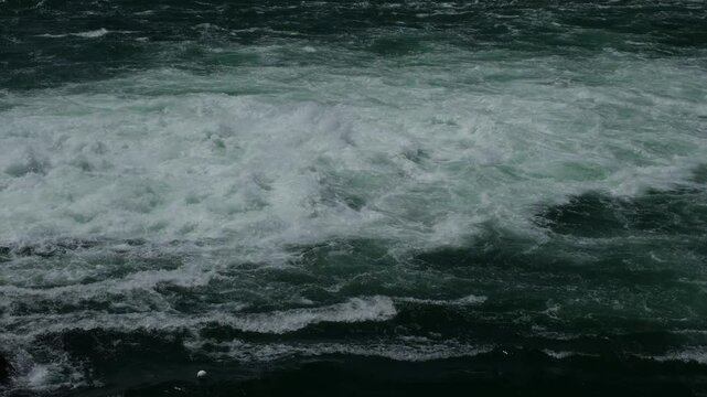 Sehr starke Str&ouml;mung in einem Fluss unterhalb von einem Wasserfall, hohe Flie&szlig;geschwindigkeit, ungenutzte Wasserkraft Energie