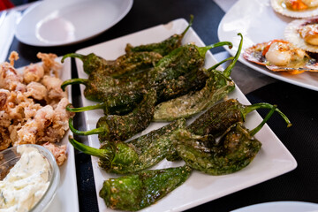 pimientos del padr&oacute;n comida tipica espa&ntilde;ola