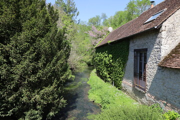 Rivi&egrave;re la Rimarde, village de Y&egrave;vre le Ch&acirc;tel, d&eacute;partement du Loiret, France