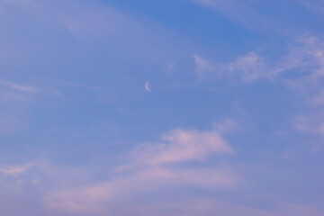 朝空と月