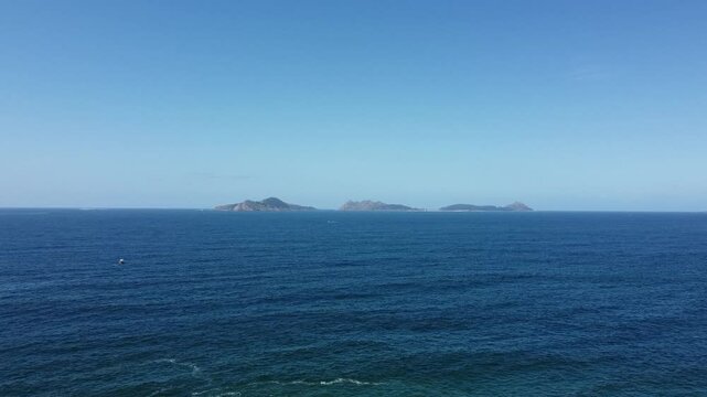 Vista elevada del mar con las islas Cies (Espa&ntilde;a) sobre la l&iacute;nea del horizonte