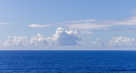 Fototapeta premium Scenic View of Clouds Above the Pacific Ocean Horizon on a Clear Day
