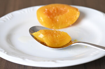 Melocotón en almíbar fruta sabrosa nutritiva natural