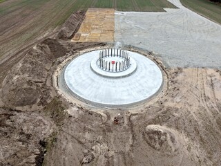 Luftbild eines neu erstelltem Fundament einer Windkraftanlage aus Beton, Windrad, Windenergie,...