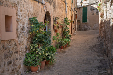 Fototapeta premium Alleyway of Life in sunny Spain