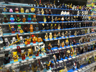 Naklejka premium Moscow, Russia, April 25, 2025: Large variety of themed Lego minifigures on display inside Lego museum and retail corner, including characters from Minecraft, Star Wars and other popular franchises