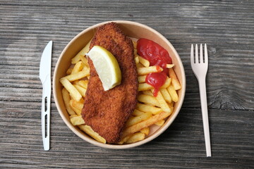 Schnitzel Pommes Fast Food, günstige schnelle Verpflegung Unterwegs, Pommes Frites, Schnellimbiss,...