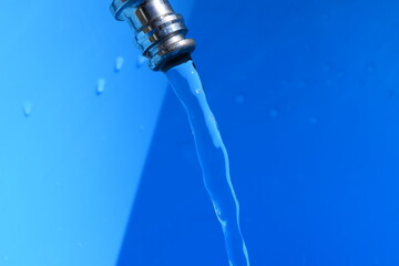 給水イメージ ／ 水道の蛇口からバケツへ給水中