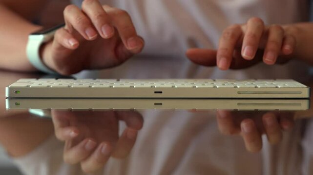 Usando el teclado en escritorio con vidrio y reflejo