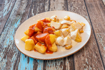 Bravas potatoes are a typical preparation from Spanish bars that consists of potatoes cut into large cubes