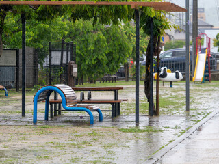 雨が降る公園の風景