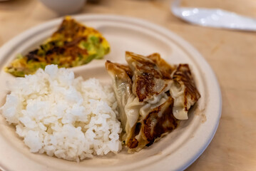 餃子とオムレツとご飯