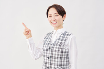 女性　事務員　左側を指差す　白背景