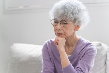 ソファーに座っているシニア女性