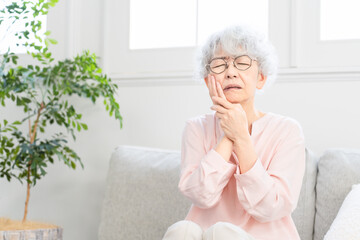 歯痛で苦しむシニア女性