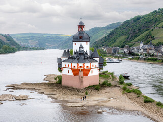 Pfalzgrafenstein Castle, a 14th-century toll castle, stands on Falkenau island in the Rhine River near Kaub, Germany. Part of the UNESCO Upper Middle Rhine Valley, accessible by ferry.
