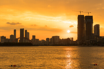 The Yangtze River banks in Wuhan, known as "Jiangcheng" (River City), blend natural scenery with urban vitality.