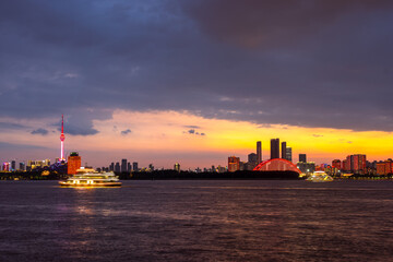 The Yangtze River banks in Wuhan, known as "Jiangcheng" (River City), blend natural scenery with urban vitality.