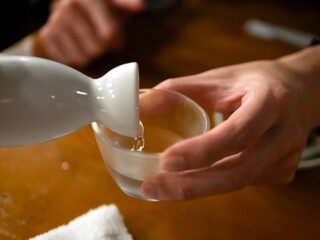 とっくりからおちょこに日本酒を注ぐ