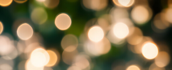 Obraz premium Blurred lights bokeh effect with green background creates a festive atmosphere.