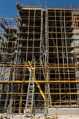 Obraz premium Extensive Scaffolding Encircles Damaged Building Facade