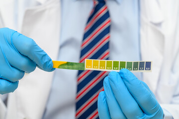 Test chemiczny wody, analityk badający próbkę 