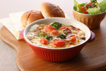 ブロッコリーとトマトのマカロニグラタン