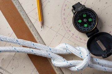 Strumenti di navigazione su mappa nautica con bussola e corda