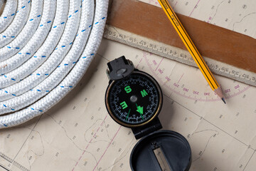 Strumenti di navigazione su mappa nautica con bussola e corda