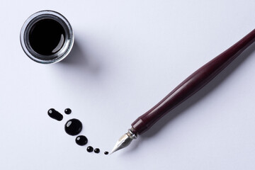 Penna con boccetta d'inchiostro e pennino.
