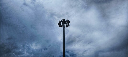 High mast lighting system in an airport