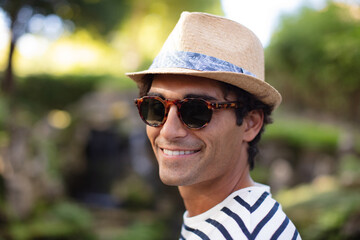 man casual dress with hat looking at the camera