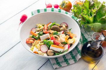 Insalata mista di verdure e surimi 