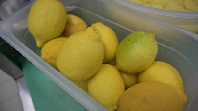 limoni freschi in una contenitore di plastica