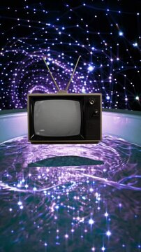 T&eacute;l&eacute;vision r&eacute;tro flottant au-dessus d&rsquo;une eau violette dans un tunnel cosmique

