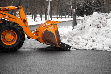 An excavator is clearing snow © Святослав Афонин