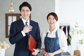 物件案内する不動産営業マンと開業する女性