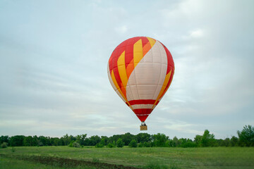 Obraz premium A vibrant aerostat balloon takes off and ascends into the sky