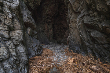 宮﨑 大御神社摂社 岩窟の中に鎮座する 鵜戸神社