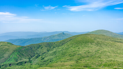 Fototapeta premium 秋田駒ヶ岳から見た山並みと青空