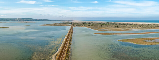 Ligne de chemin de fer traversant l'étang de La Palme entre Leucate La Franqui et Port la Nouvelle . Aude , Occitanie,France.