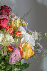 A beautiful arrangement of colorful roses and daisies