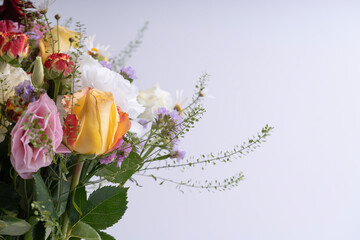 A beautiful arrangement of colorful roses and daisies