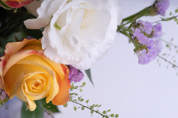 A beautiful arrangement of colorful roses and daisies