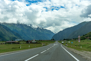 Naklejka premium Asphalt road in the mountains. Highway in the mountains.