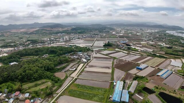 2025년 5월 17일, 구미시 해평면 낙성리 농촌 항공 영상 (비상업용)비닐하우스와 작업장, 하천과 다리 등이 어우러져 있는 장면입니다. 공공시설이 포함되어 있어 비상업용(에디토리얼) 콘텐츠로 등록됩니다.