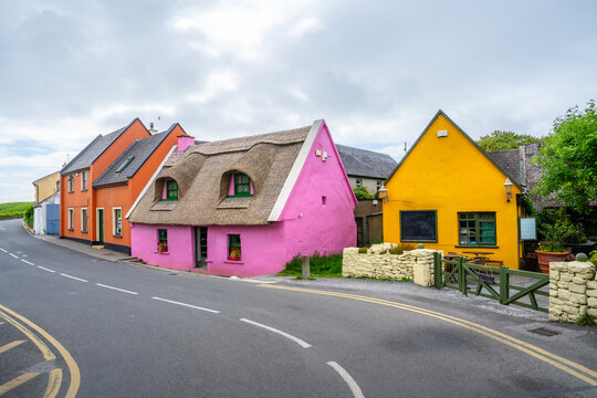 Farbenfrohe H&auml;user in Doolin, Irland, mit einem pinken Haus