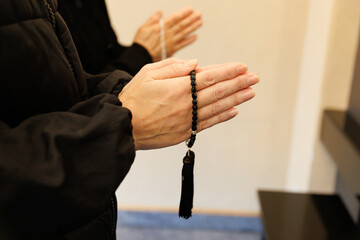 合掌する女性の手