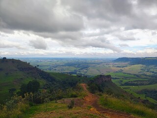 Paisagem do horizonte com numvem no ceu e a vista do vale verde